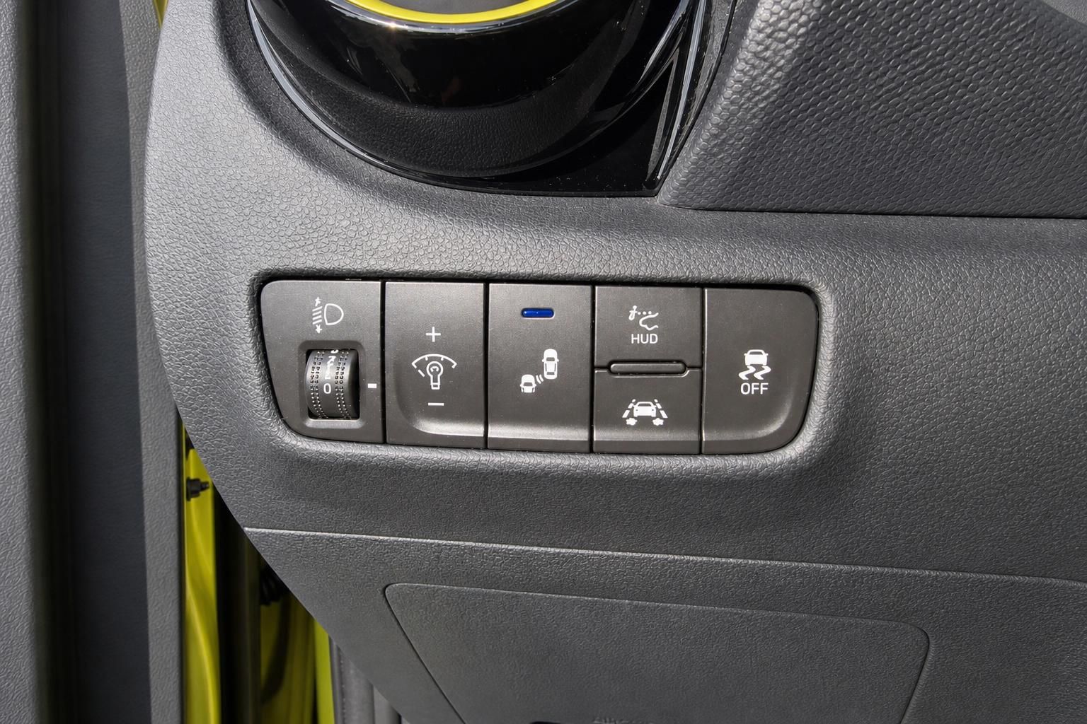 Hyundai Fahrzeug Bedienelemente für Licht, Assistenzsysteme und HUD im Armaturenbrett