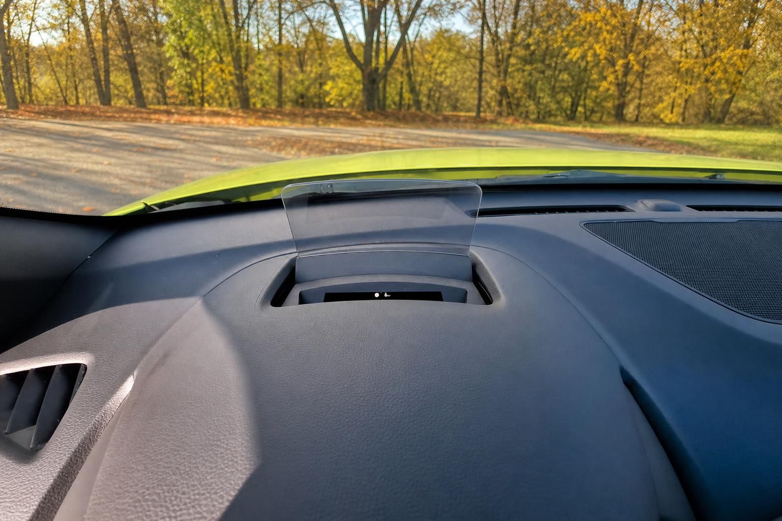 Hyundai Kona Armaturenbrett mit Head-Up-Display und gelbem Exterieur im Hintergrund