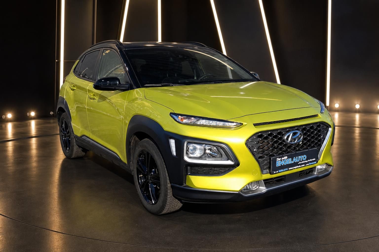Hyundai Kona SUV gelb schwarz Schrägansicht vorne rechts mit schwarzen Felgen