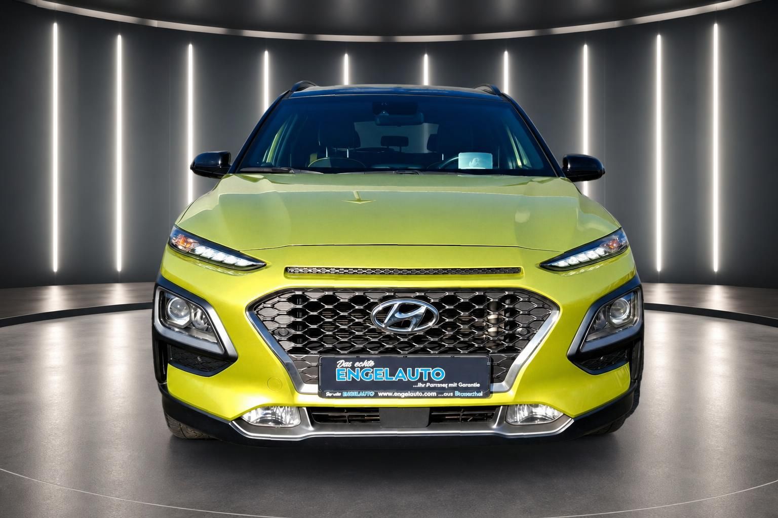 Hyundai Kona SUV gelb schwarz Frontansicht im Autohaus Showroom