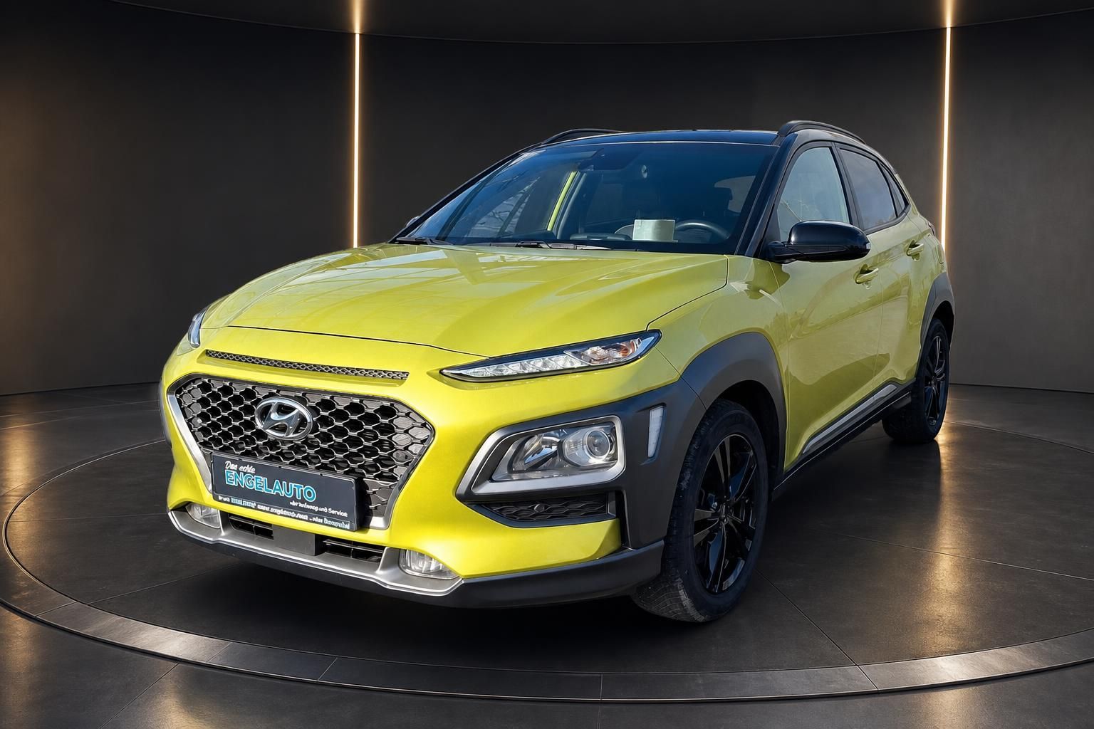 Hyundai Kona SUV gelb schwarz Schrägansicht vorne links im Studio
