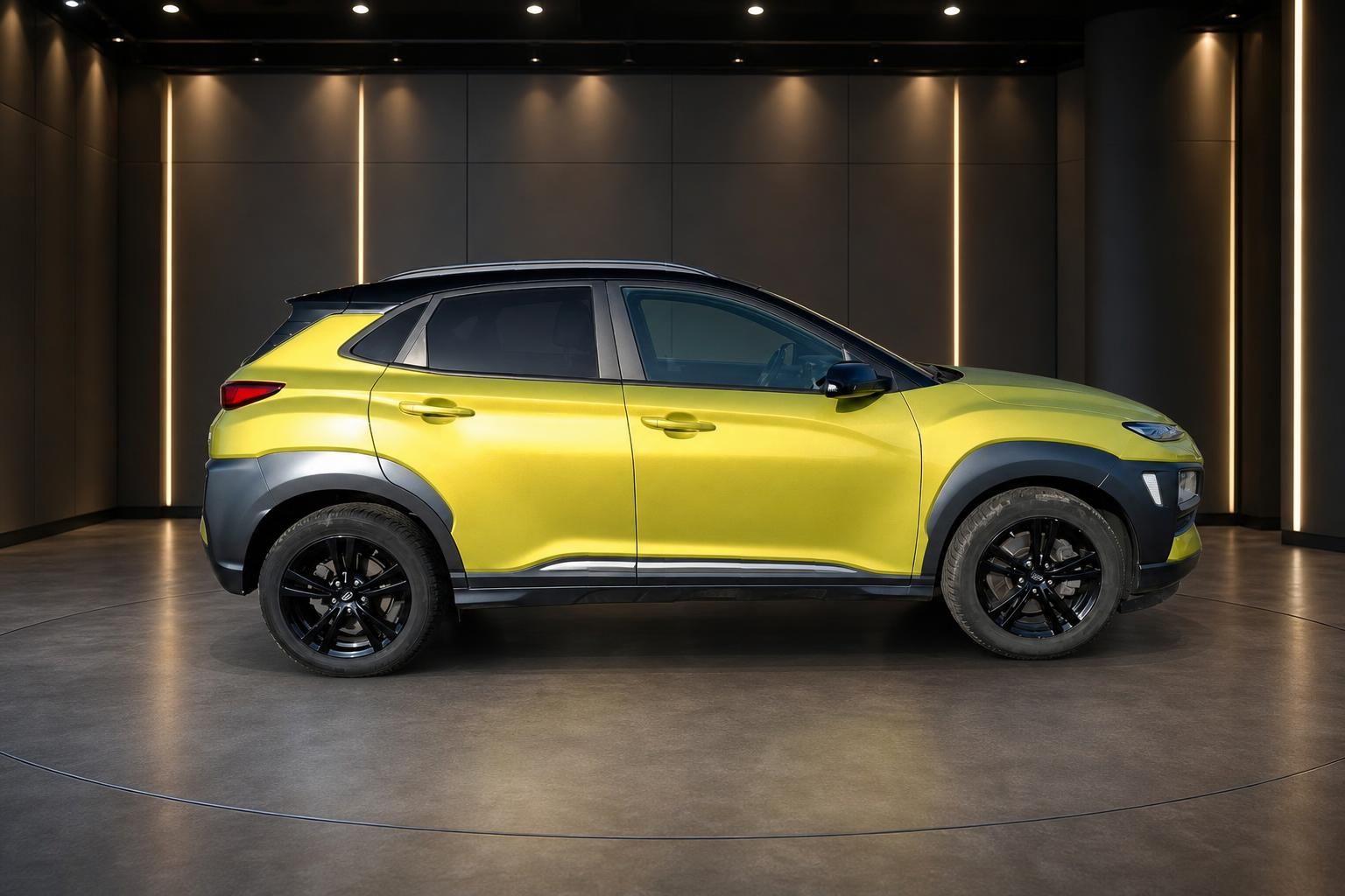 Hyundai Kona SUV gelb schwarz Seitenansicht links Profil mit schwarzen Felgen