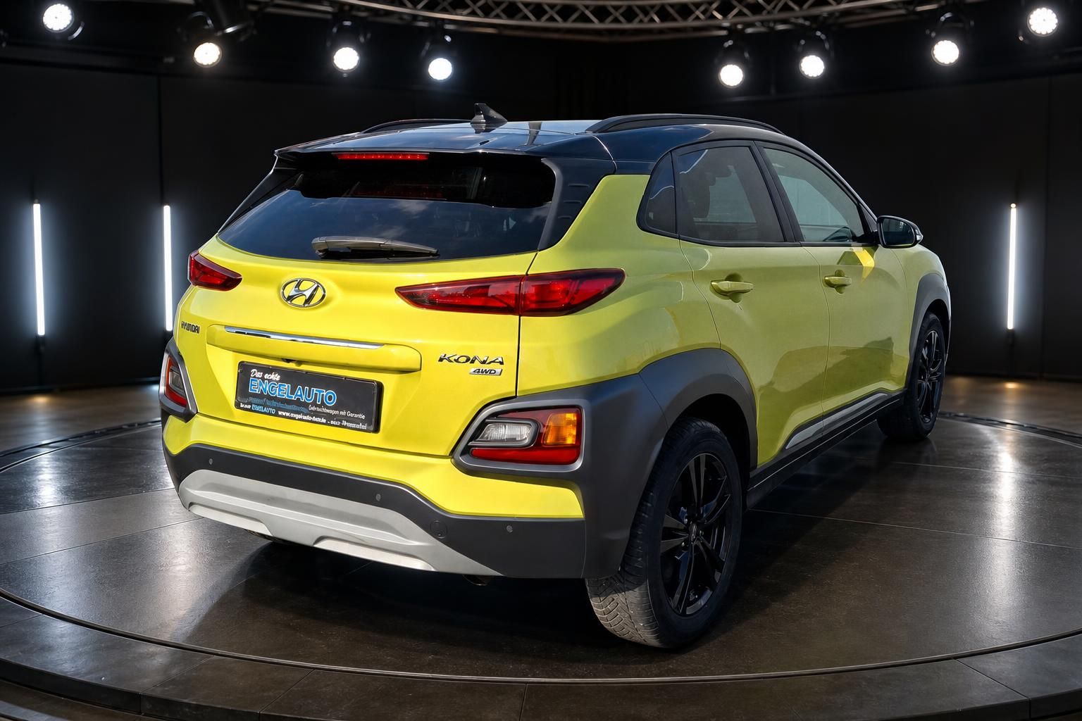 Hyundai Kona SUV gelb schwarz Heckansicht mit Rücklichtern im Showroom