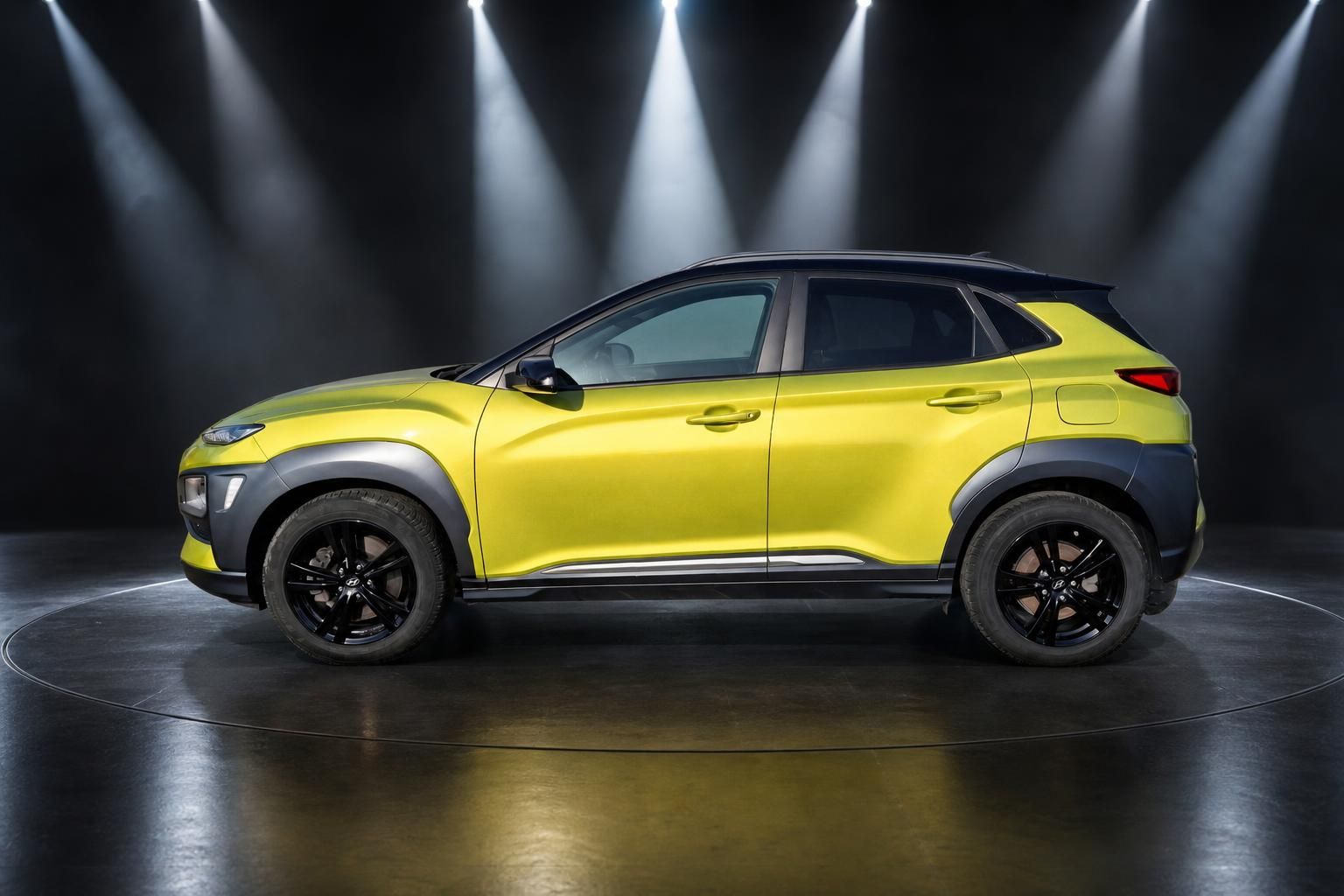Hyundai Kona Seitenansicht in gelber Lackierung mit schwarzen Felgen und Kunststoffschutz