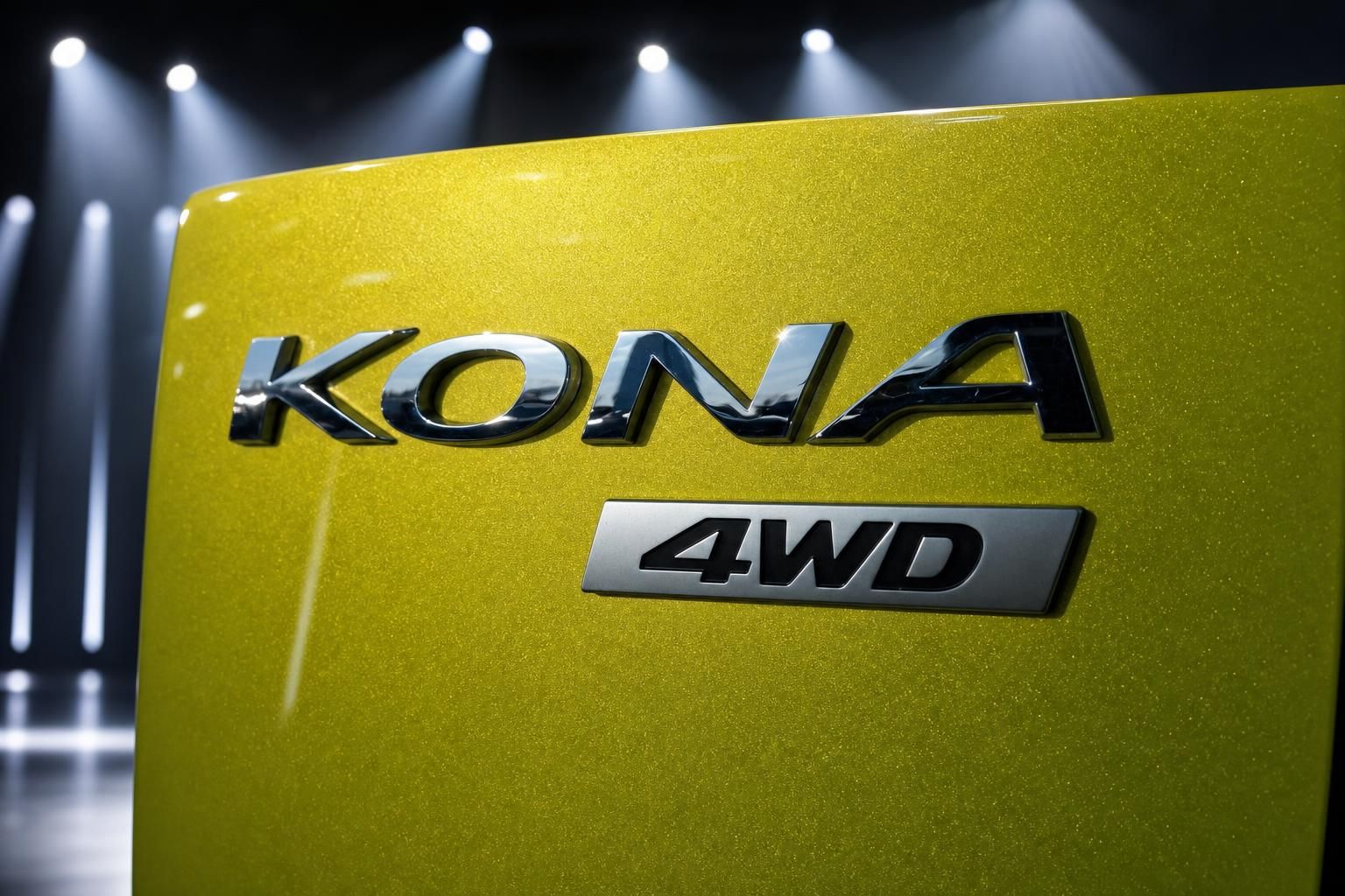 Hyundai Kona 4WD Modellschriftzug und Logo Detailaufnahme auf gelber Karosserie
