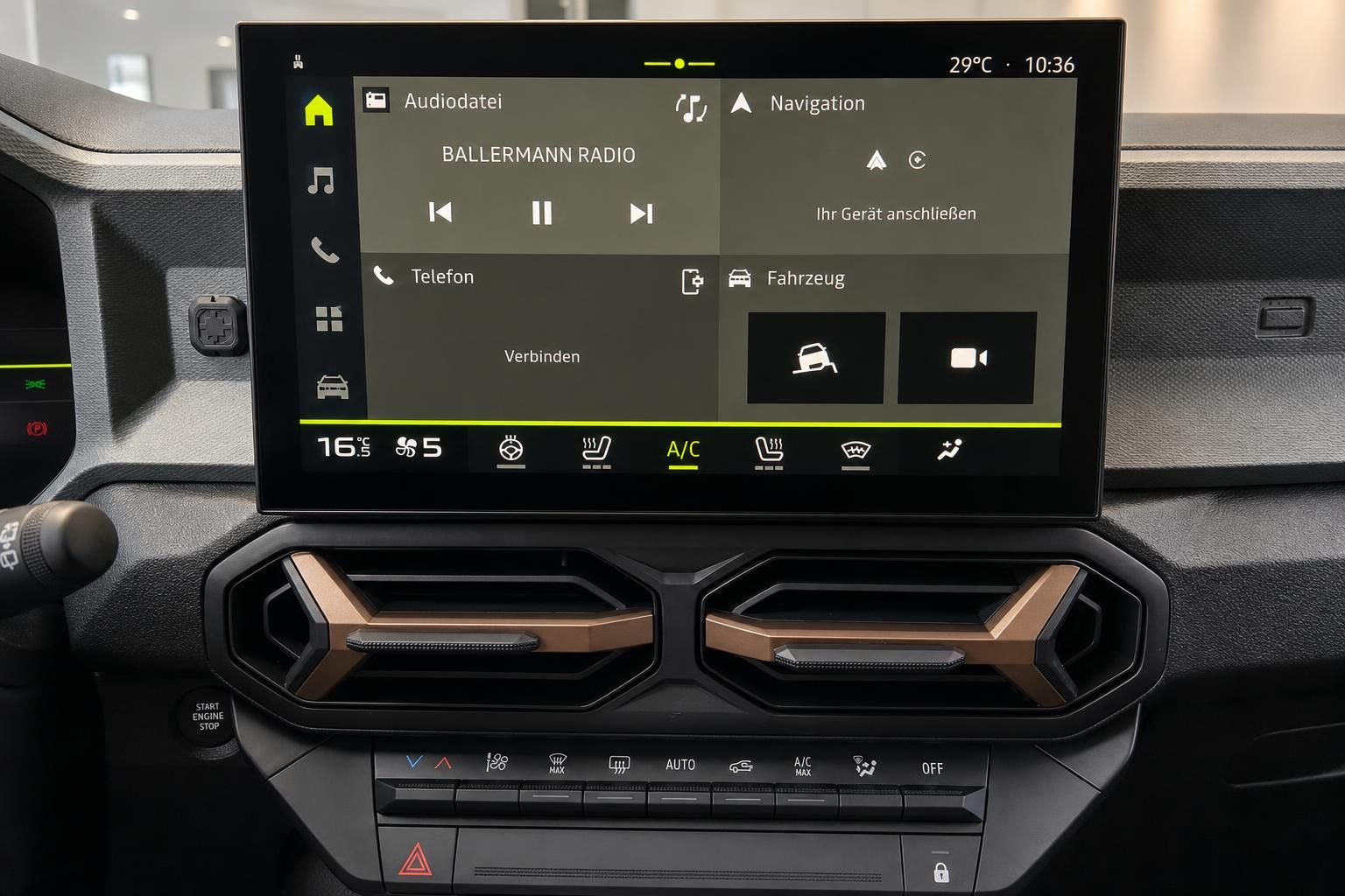Dacia Duster Infotainment-Display mit Klimaanlage und Lüftungsdüsen in Bronze