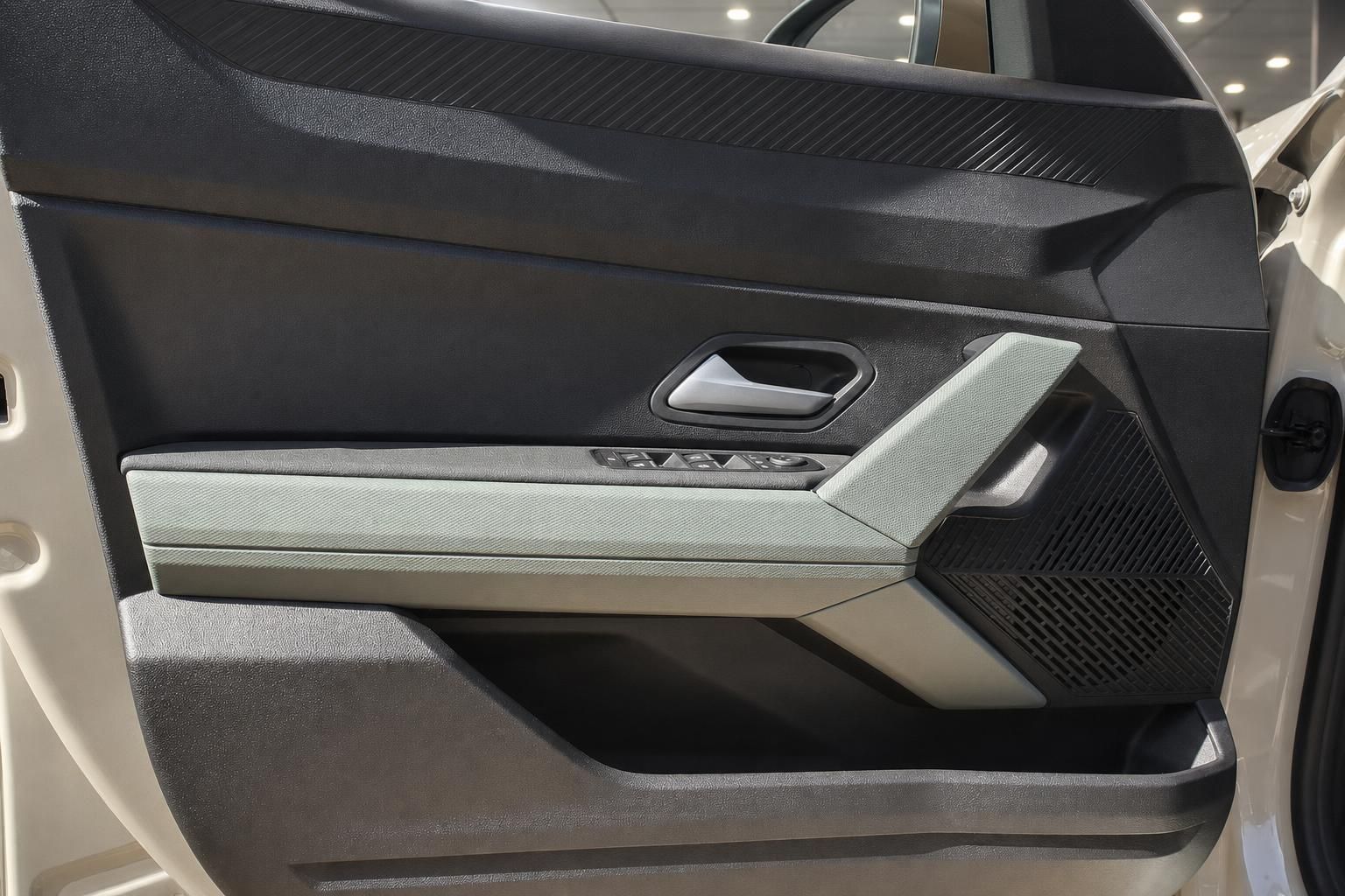 Fahrzeug Innenraum Türverkleidung mit Türgriff, Fensterheber und Lautsprecher in hellem Design