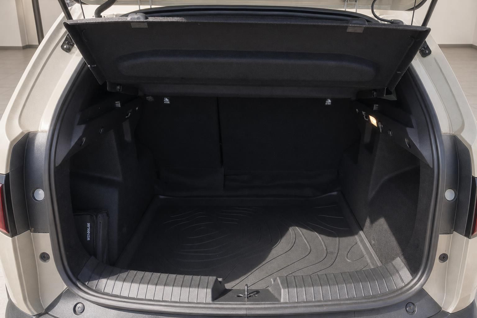 Geräumiger Kofferraum eines SUV mit geöffneter Heckklappe und Gummimatte