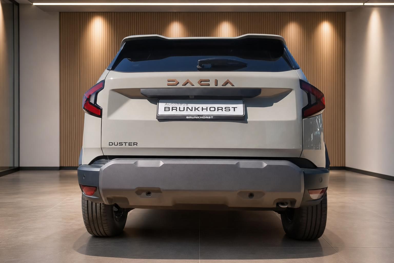 Dacia Duster SUV Heckansicht in Beige im Showroom Autohaus Brunkhorst
