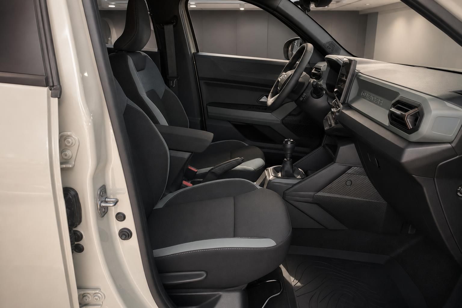 Dacia Duster Innenraum Vordersitze schwarz-grau mit Mittelkonsole und Lenkrad