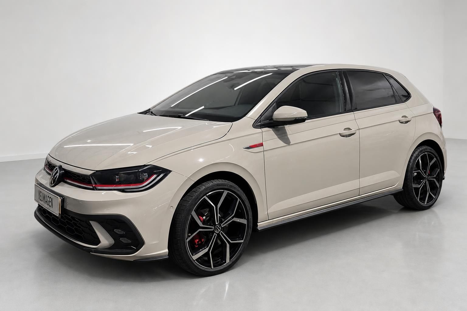 VW Polo GTI beige in Studio-Ansicht schraeg von vorne