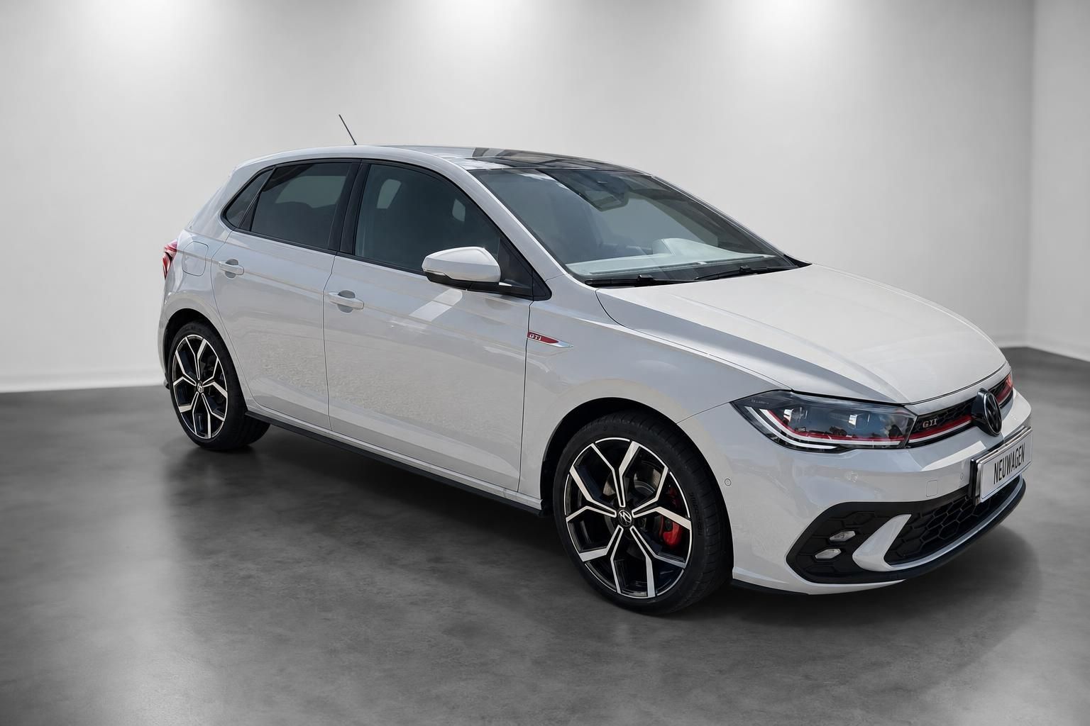 VW Polo GTI weiß Frontansicht seitlich im Studio