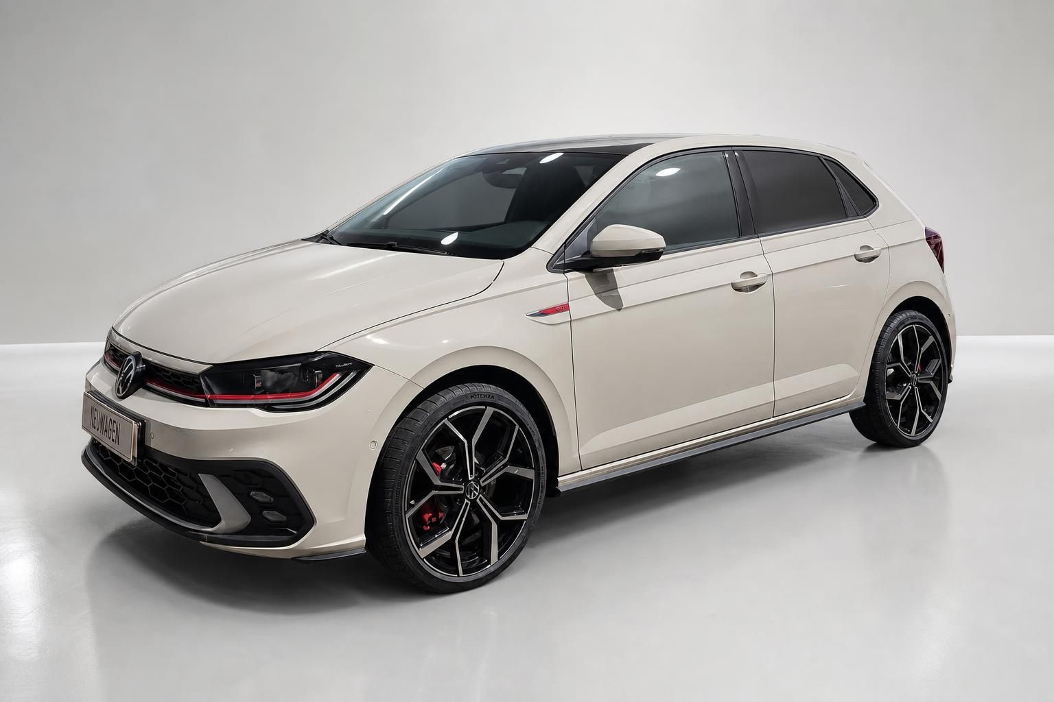 VW Polo GTI in Weiß Frontansicht schräg im Studio
