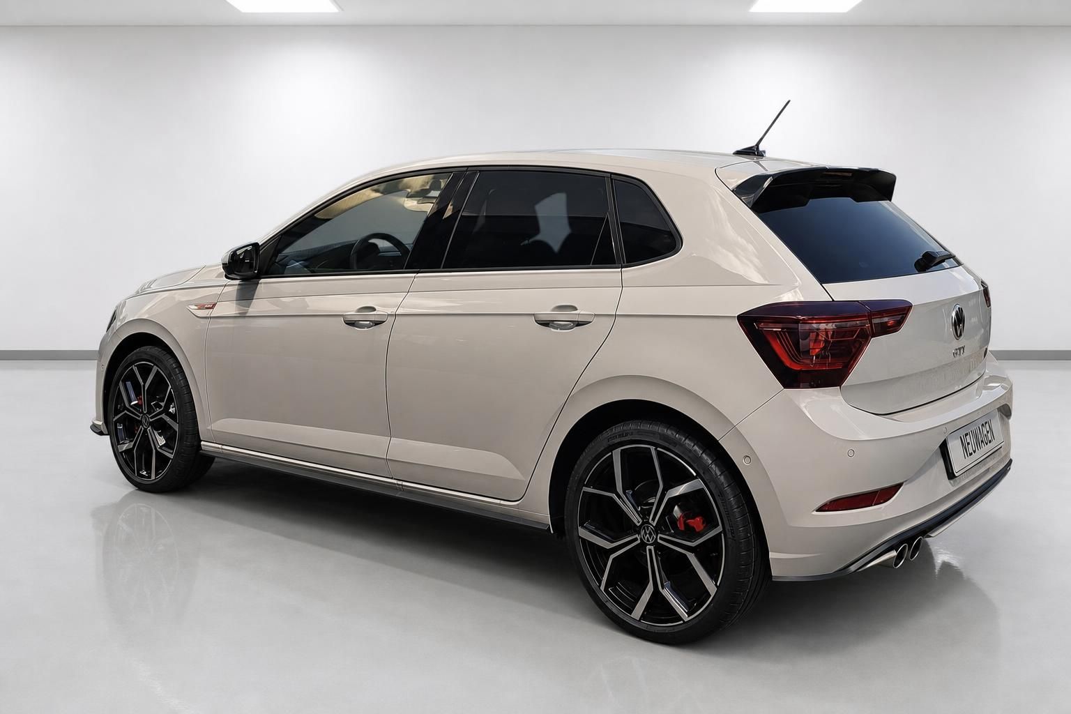 VW Polo GTI in Weiß, Heckansicht schräg im Studio