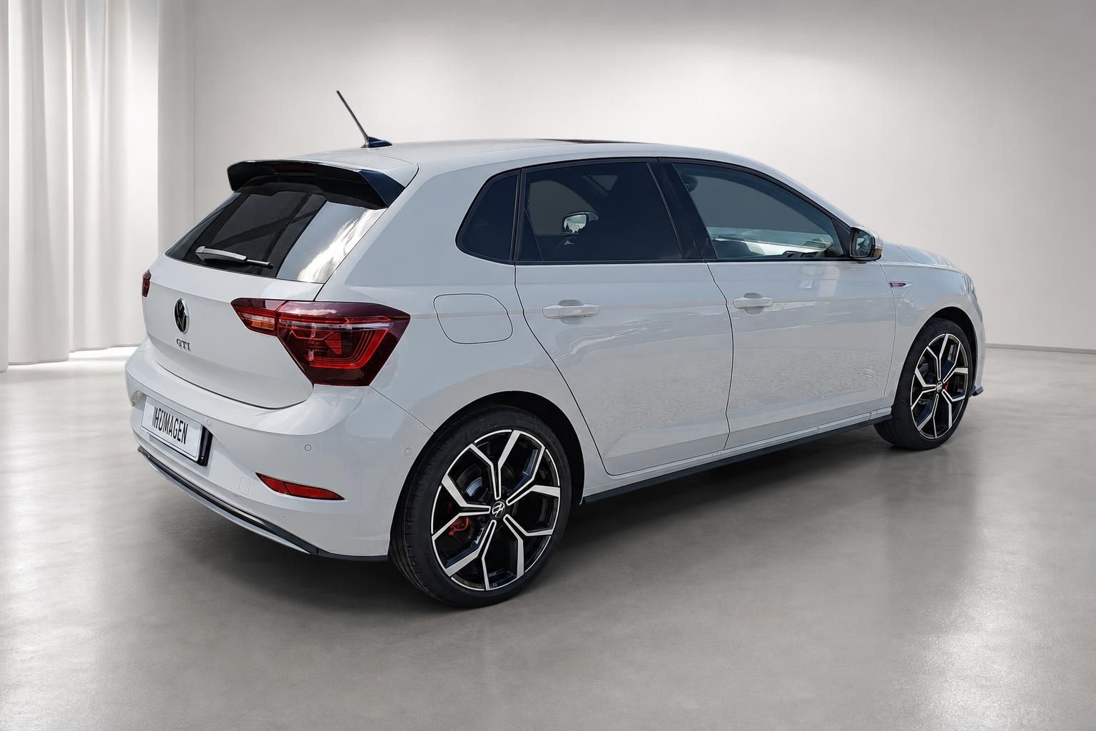 VW Polo GTI Weiß, Seitenansicht von hinten im Showroom