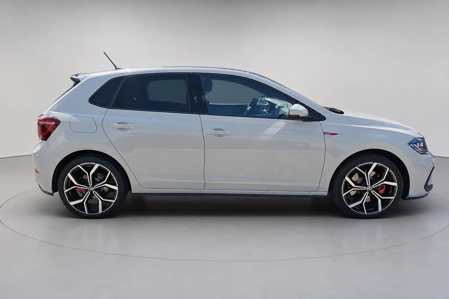 VW Polo GTI in Weiß, Seitenansicht im Studio