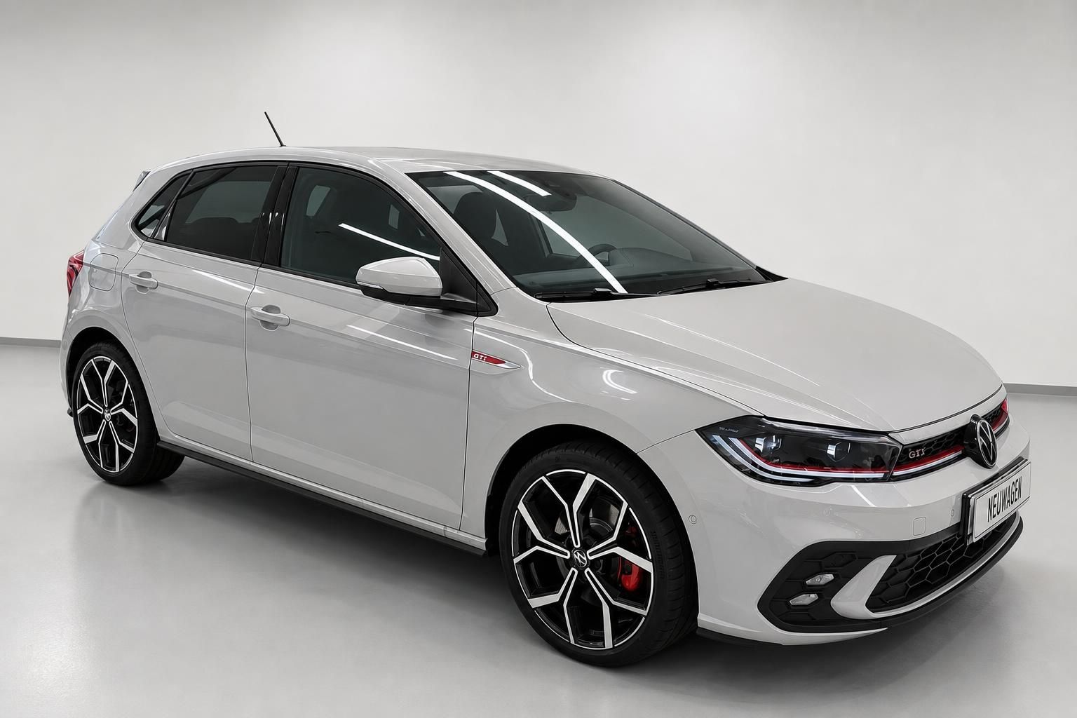VW Polo GTI Weiß, Frontansicht schräg im Autohaus