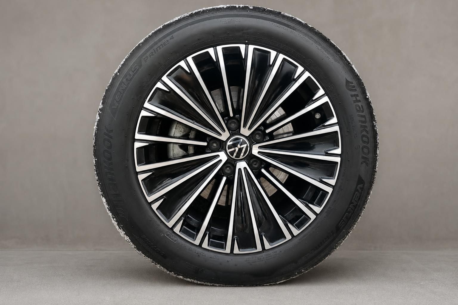 Alufelge mit Hankook Reifen am VW Fahrzeug im Detail fotografiert