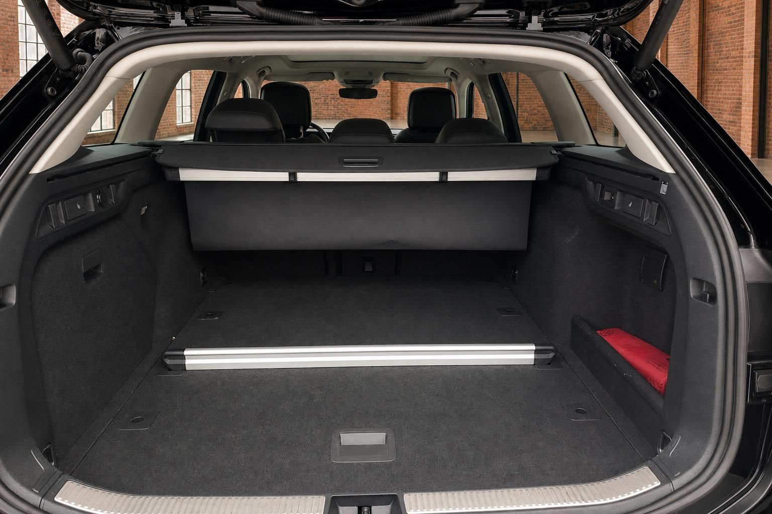 Kofferraum VW Passat Variant mit viel Stauraum und Ladeabdeckung