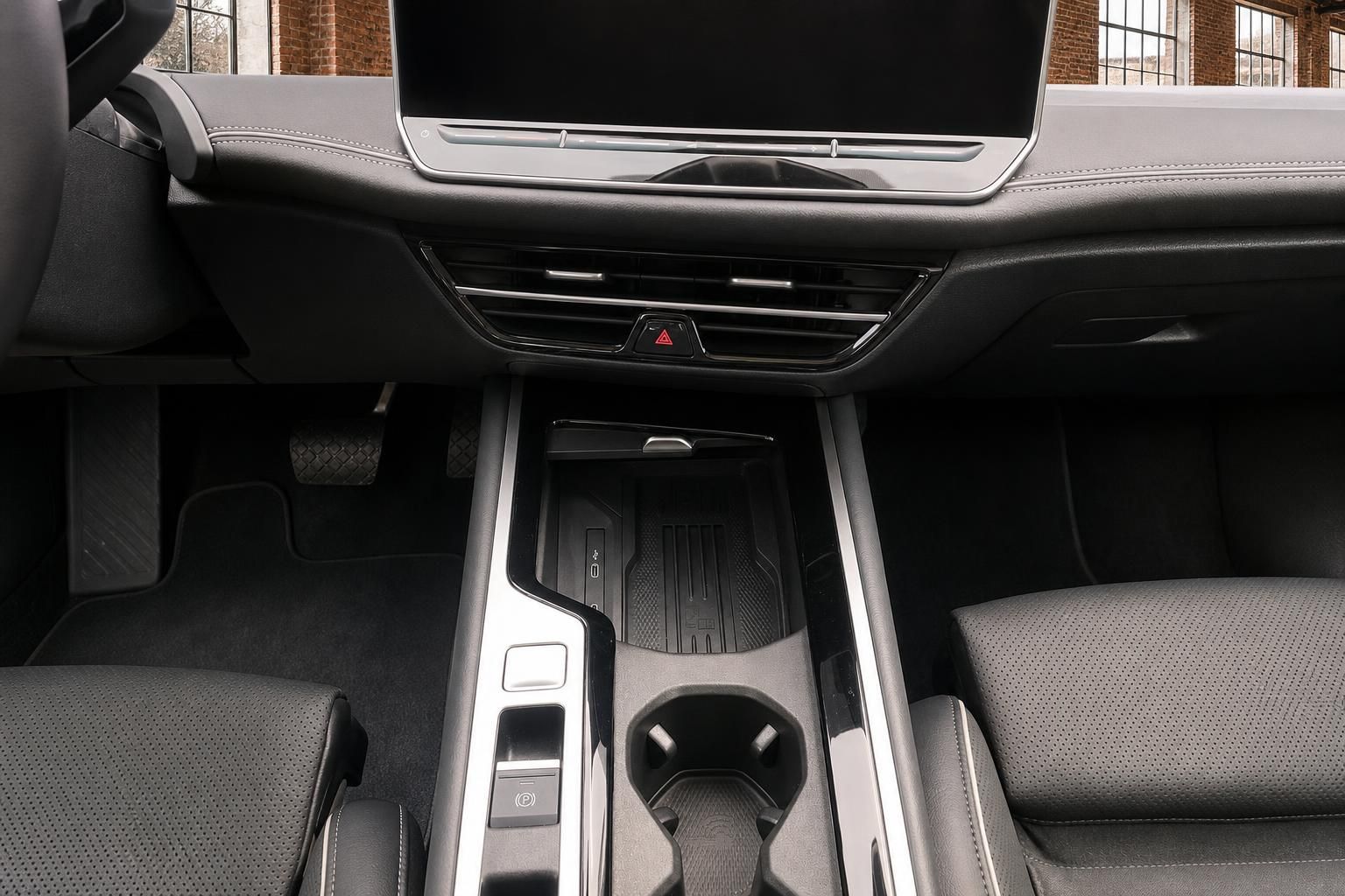 Mittelkonsole mit Becherhaltern und Ablagefach im VW Passat