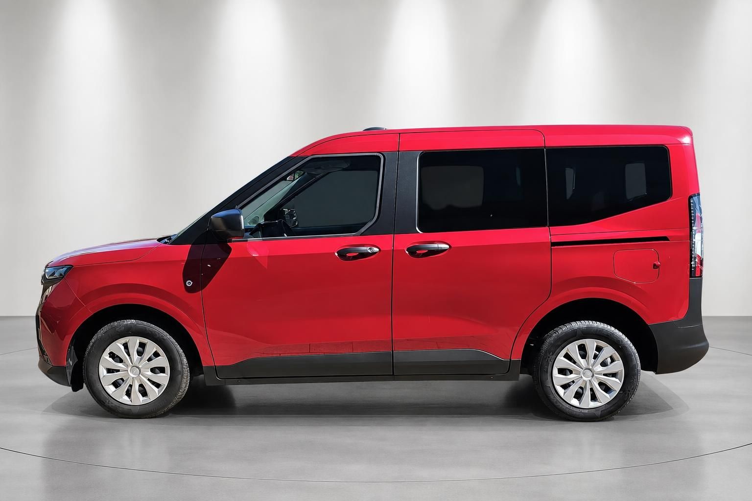 Roter Ford Tourneo Courier in der Seitenansicht, kompakter Van