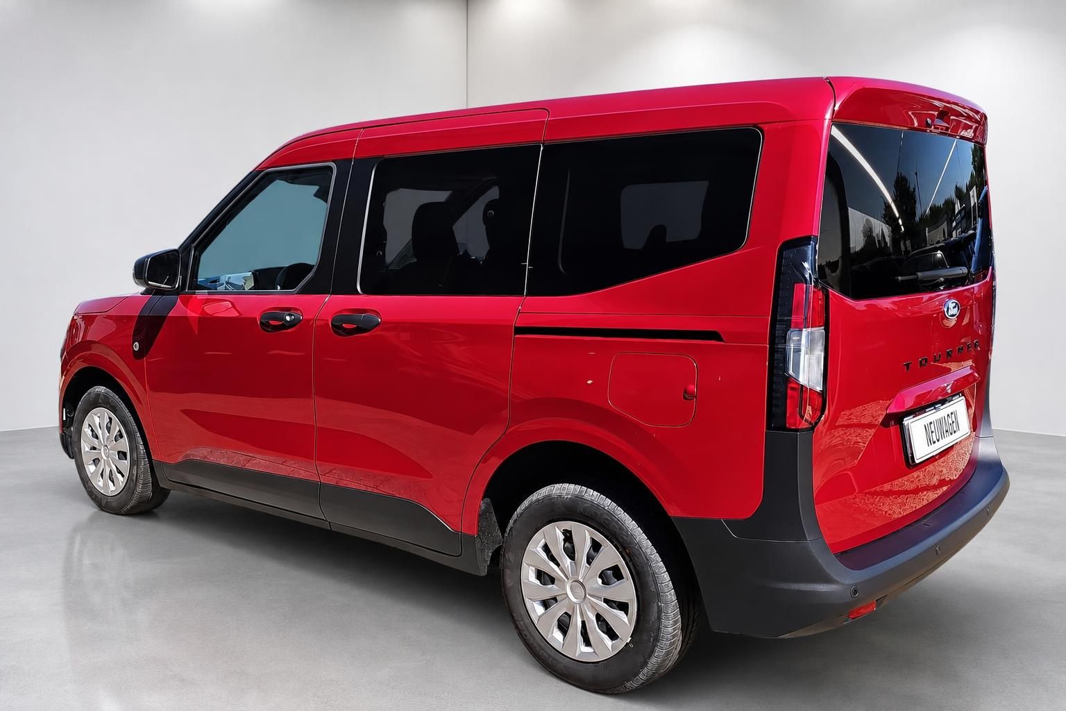 Ford Tourneo in Rot, Heckansicht schräg mit Tourneo-Schriftzug