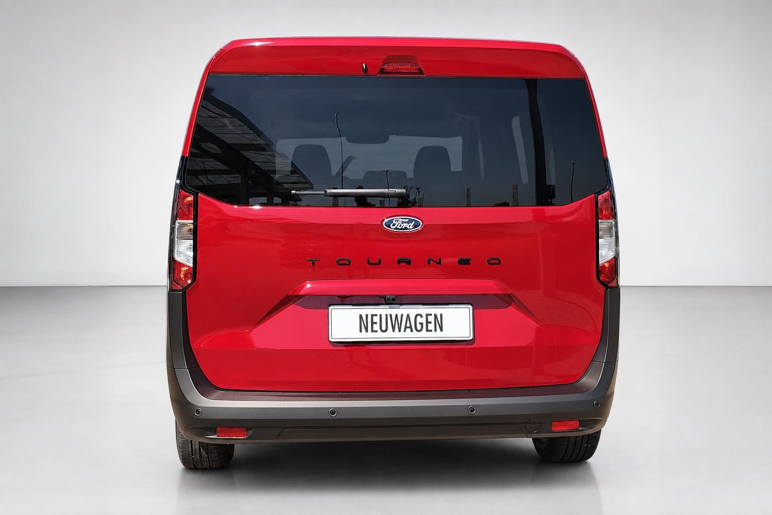 Ford Tourneo rot Heckansicht Neuwagen Studio