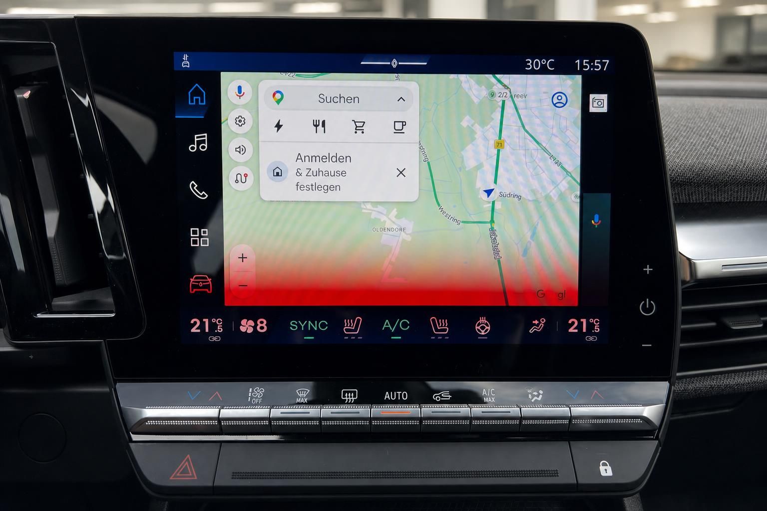 Fahrzeug Infotainment-Display mit Google Maps Navigation und Klimasteuerung im Innenraum
