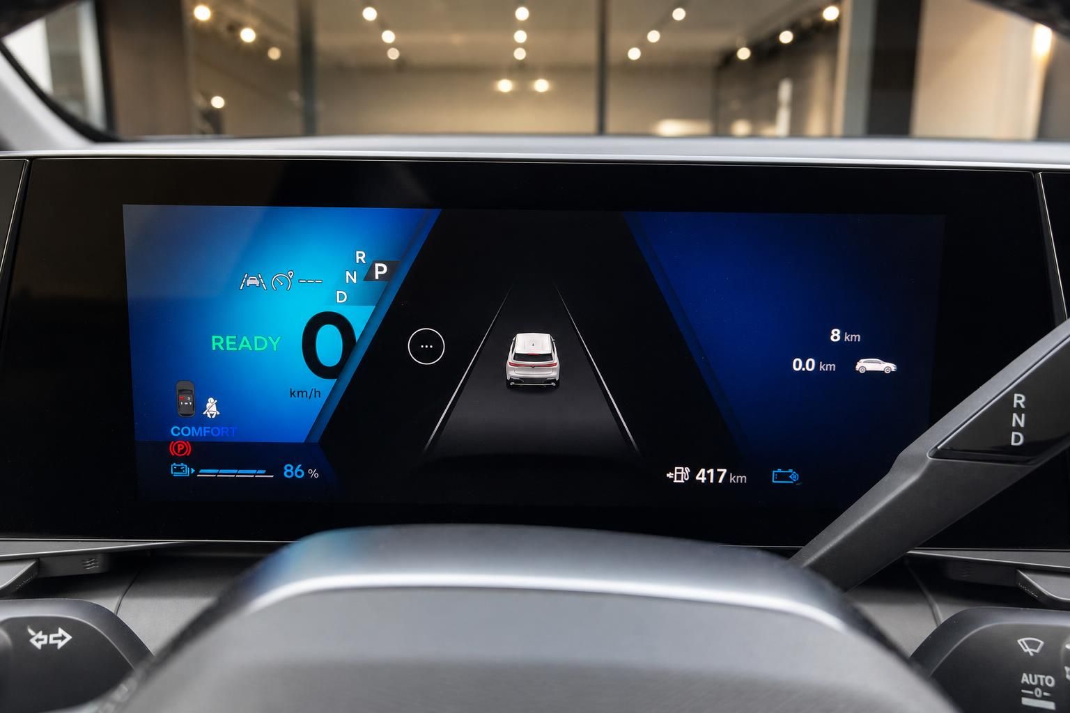 Digitales Cockpit-Display eines Elektrofahrzeugs mit Reichweitenanzeige 417 km und Batteriestand 86%