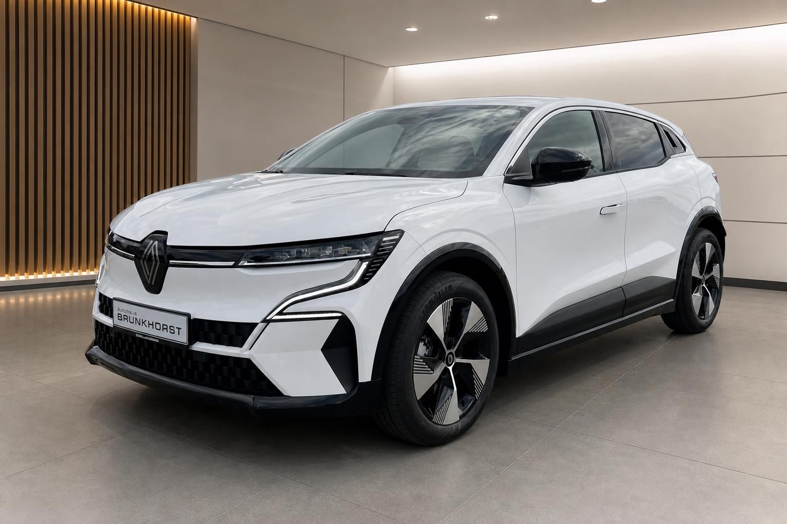 Renault Megane E-Tech Elektro weiss Schraegansicht vorne links im Autohaus Brunkhorst