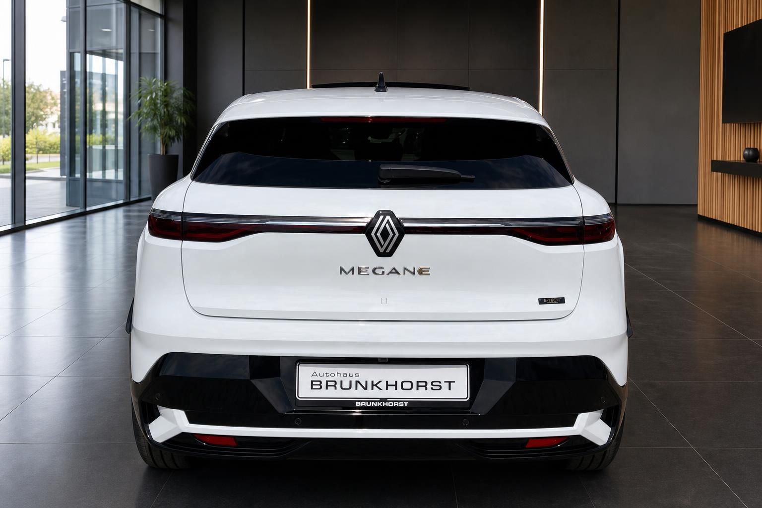 Renault Megane E-Tech Elektro weiss Heckansicht im Showroom Autohaus Brunkhorst