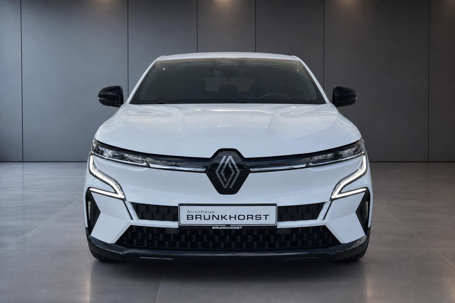 Renault Megane E-Tech Elektro weiss Frontansicht im Autohaus Brunkhorst