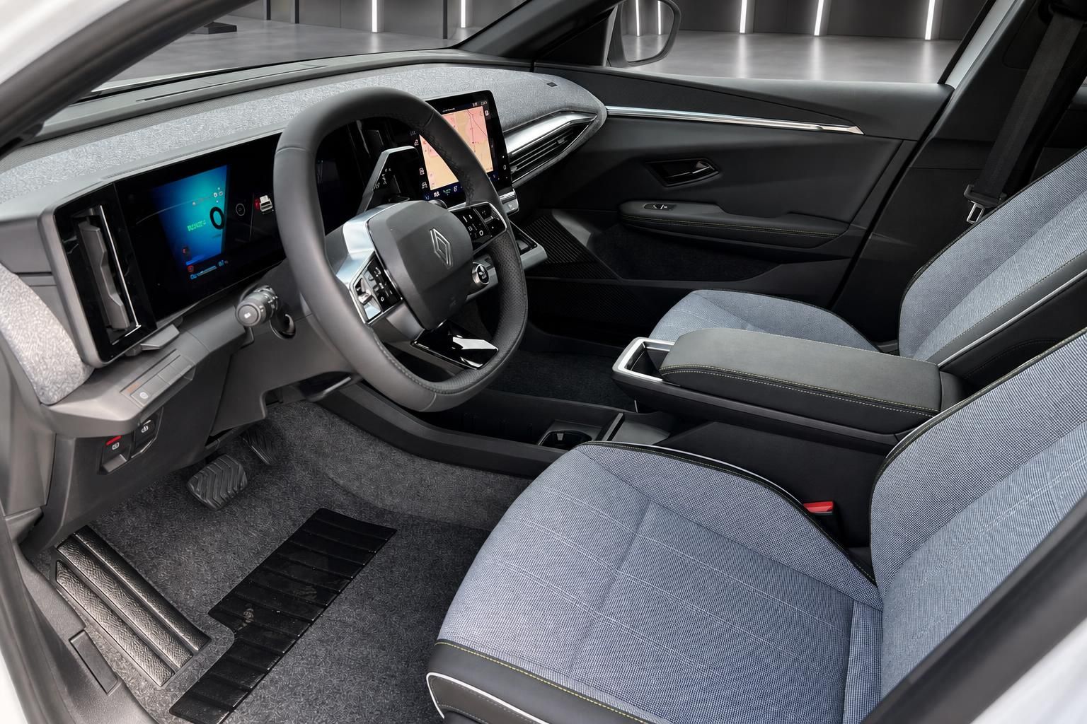 Renault Megane E-Tech Innenraum Fahrersitz mit blauem Stoff und Lenkrad