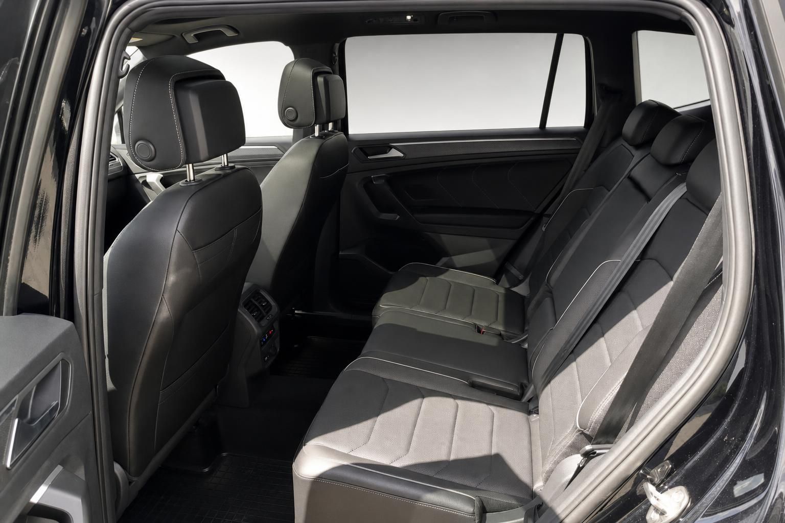 VW Tiguan Rücksitzbank – geräumige Rücksitze mit schwarzem Leder und grauem Stoffbezug