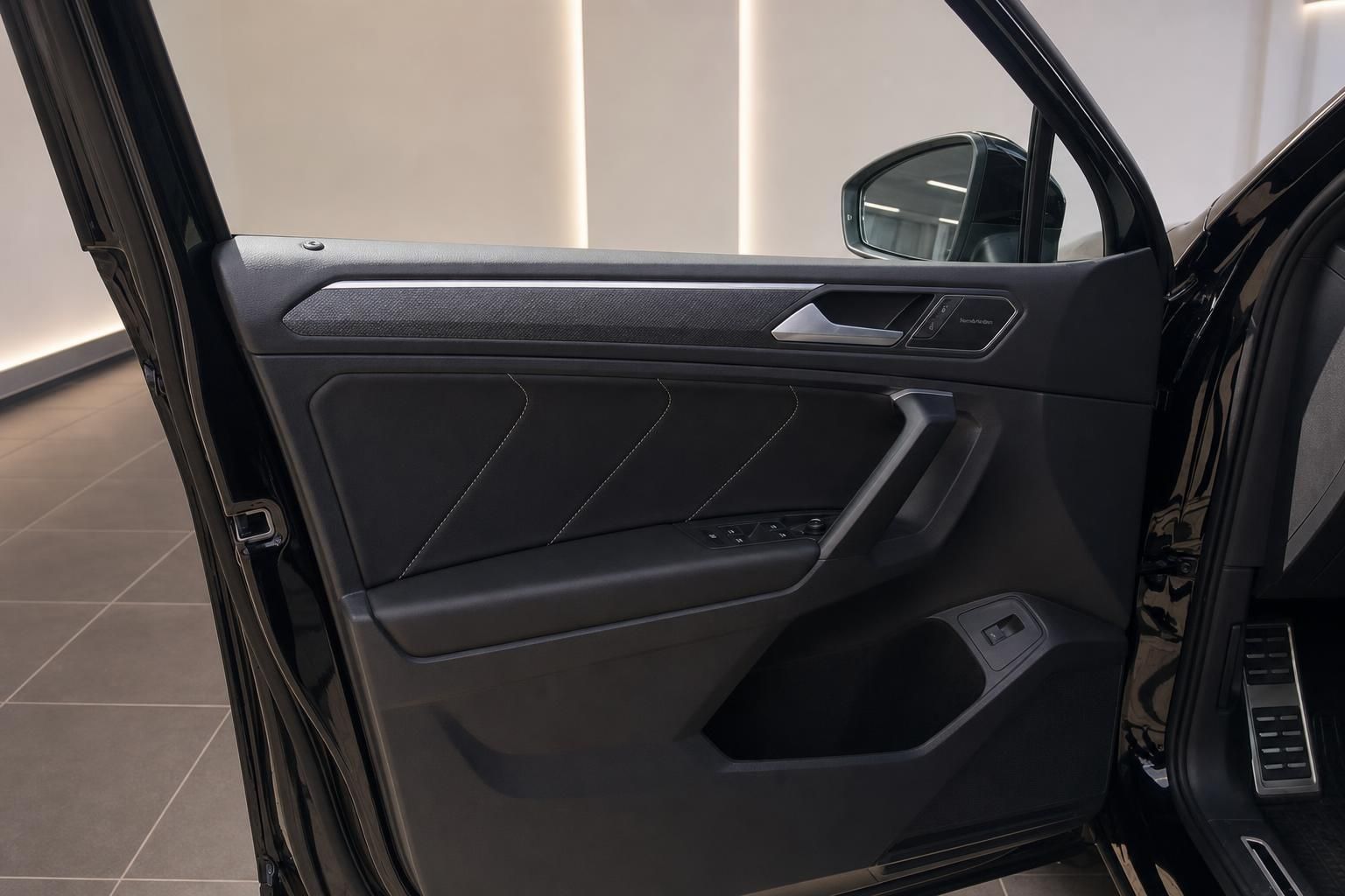 VW Tiguan Türverkleidung Fahrertür innen – schwarzes Design mit Harman-Kardon-Lautsprecher