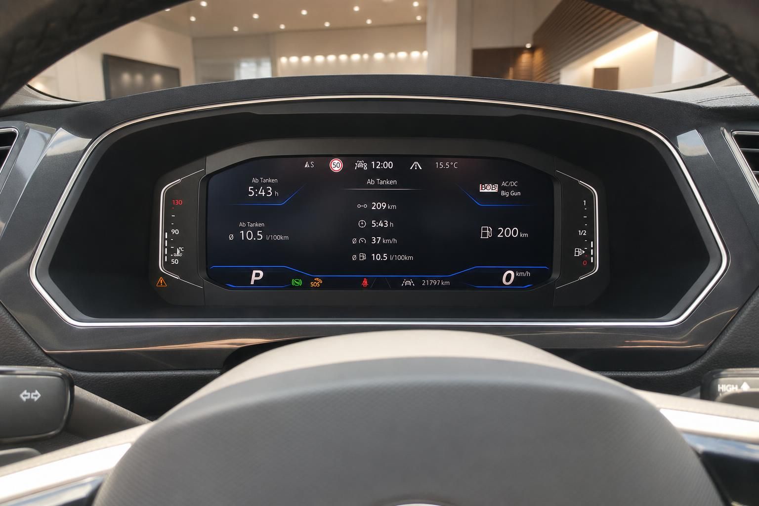 Digitales Cockpit Kombiinstrument im SUV mit Tachonadel und Fahrerinformationsdisplay