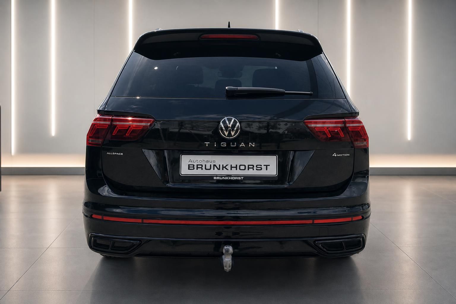 VW Tiguan Allspace 4Motion schwarz Heckansicht mit Anhängerkupplung – Autohaus Brunkhorst