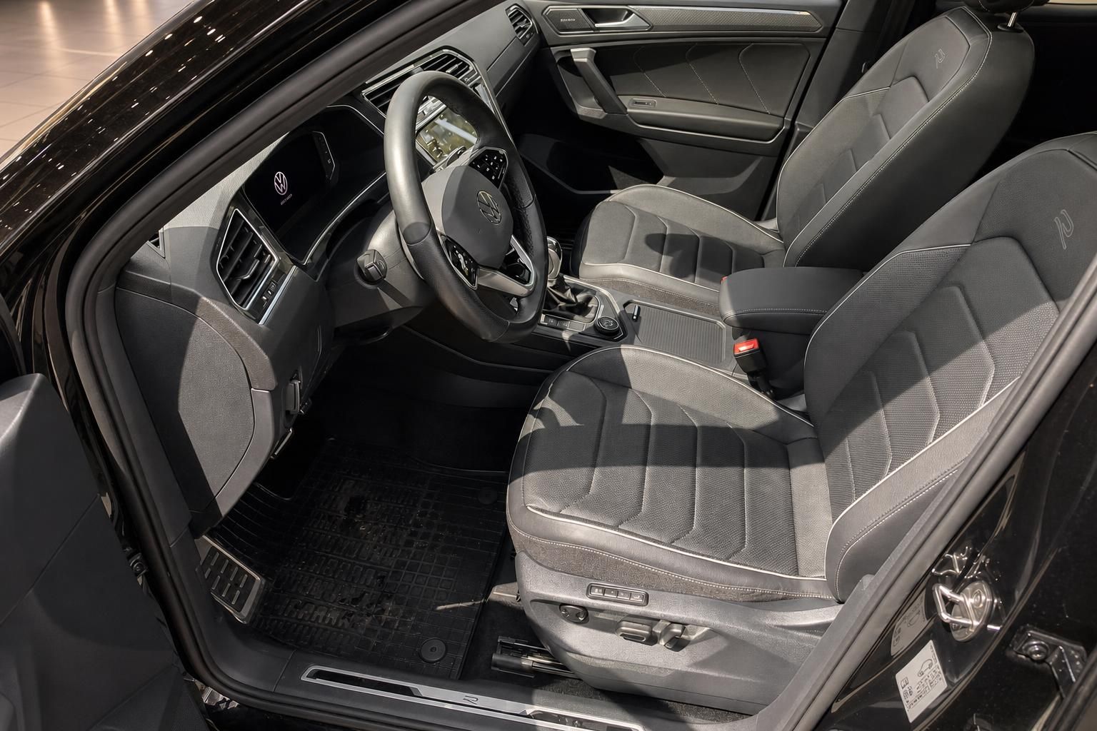 VW Tiguan Allspace Innenraum Fahrersitz – Alcantara Sitze, Lenkrad und Cockpit schwarz