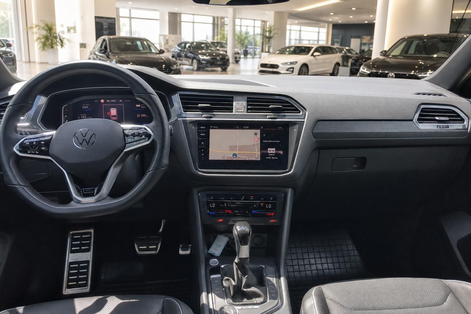 VW Tiguan Allspace Cockpit mit Navigationssystem, Automatikgetriebe und digitalem Tacho