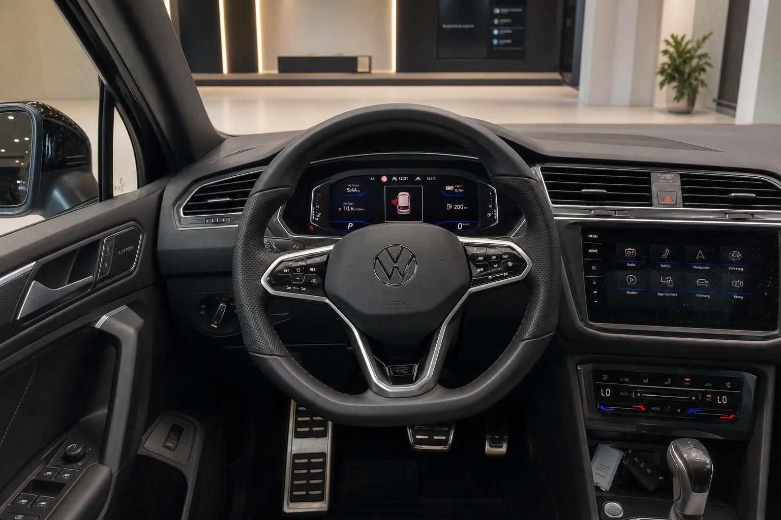 VW Tiguan Cockpit mit digitalem Kombiinstrument, Lenkrad und Touchscreen-Infotainmentsystem