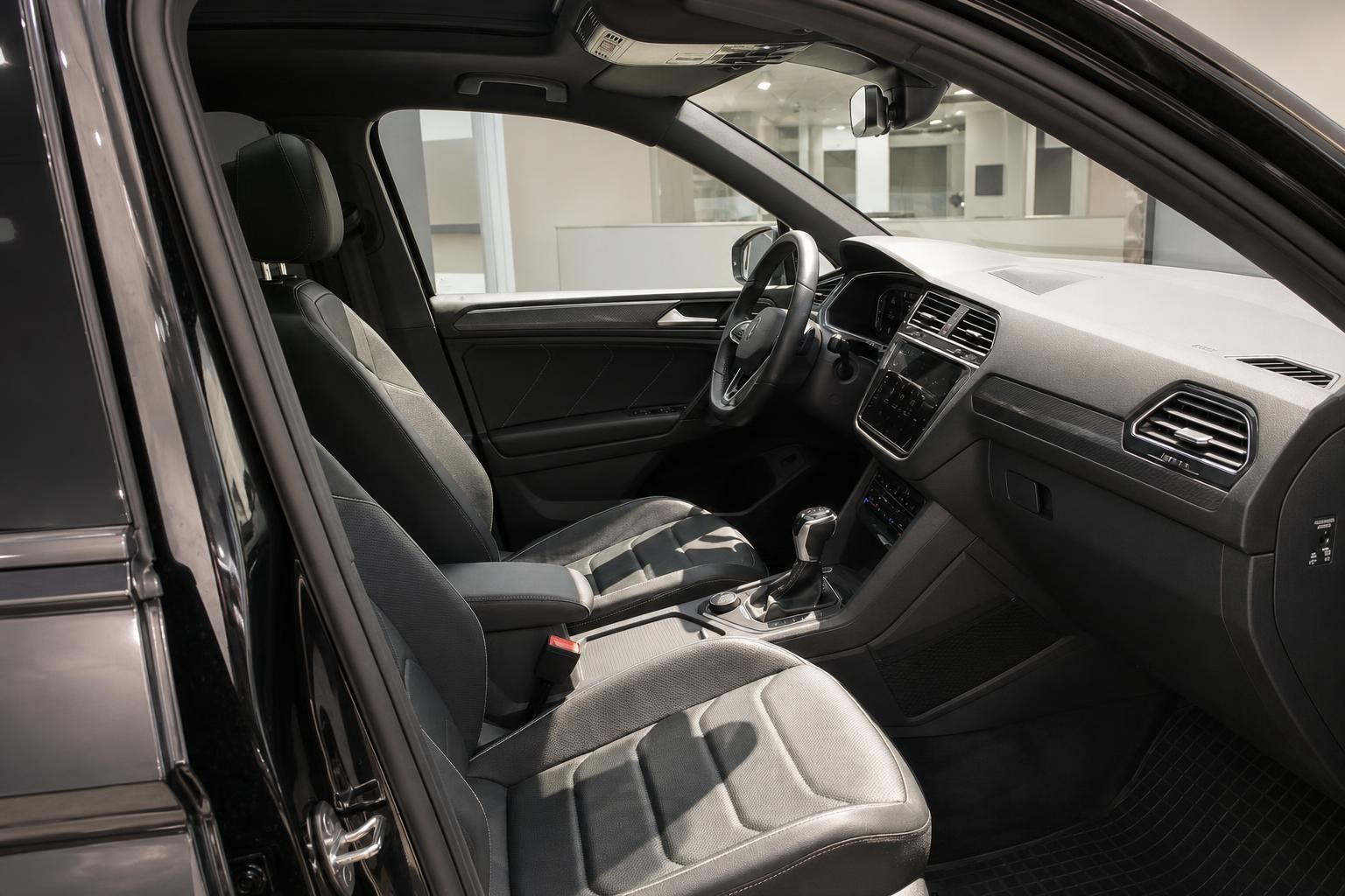 VW Tiguan Innenraum Vordersitze – schwarze Leder-Stoff-Sitze, Lenkrad und Automatikgetriebe
