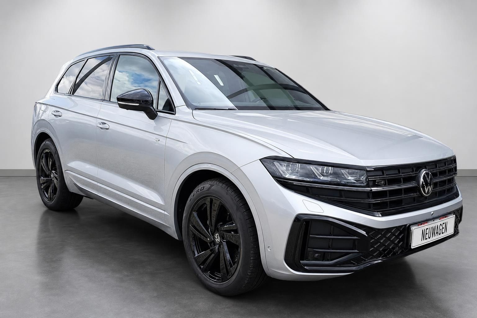 VW Touareg R-Line silber, Frontansicht schräg im Studio