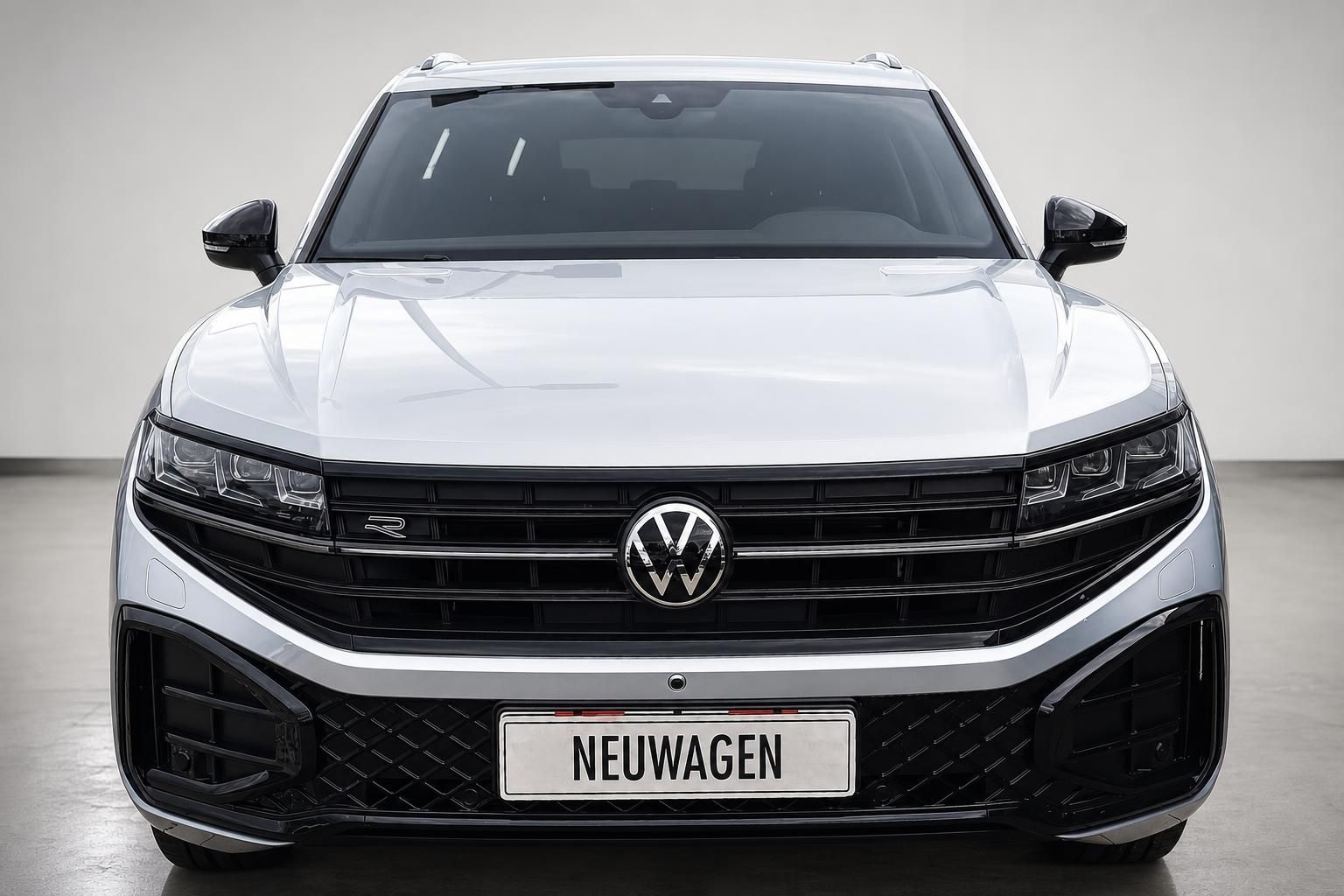 VW Touareg R-Line weiß, direkte Frontansicht mit Kühlergrill