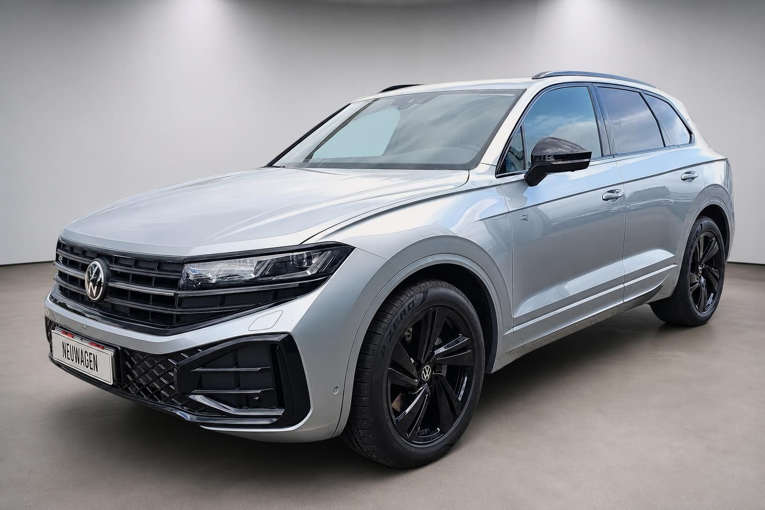 VW Touareg R-Line silber, Seitenansicht schräg von vorne