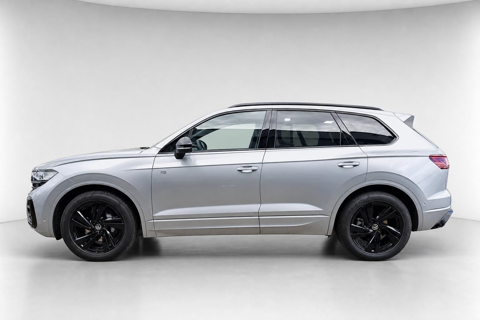 VW Touareg R-Line silber, seitliche Profilansicht im Studio