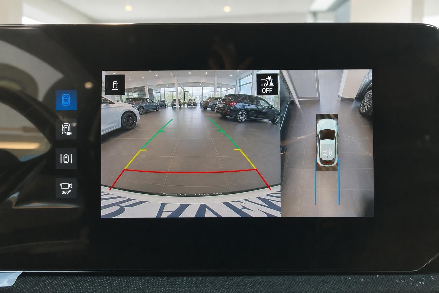 Rückfahrkamera-Display mit 360-Grad-Ansicht und farbigen Einparkhilfslinien im Autohaus