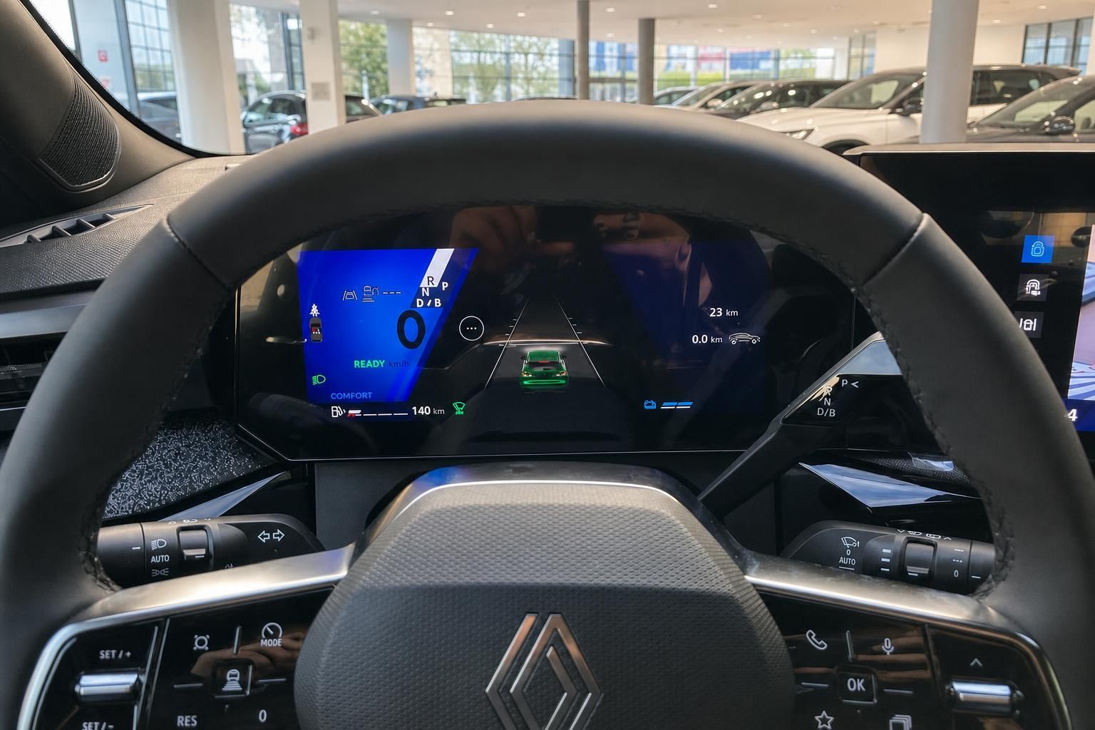 Renault digitales Kombiinstrument mit Lenkrad und Fahrerassistenzsystem-Anzeige im Innenraum