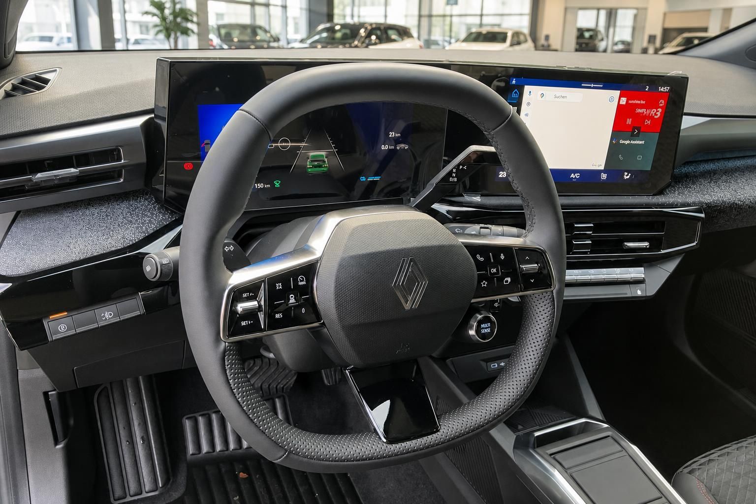 Renault Innenraum mit Lenkrad, digitalem Cockpit und Infotainment-Touchscreen mit Navigation