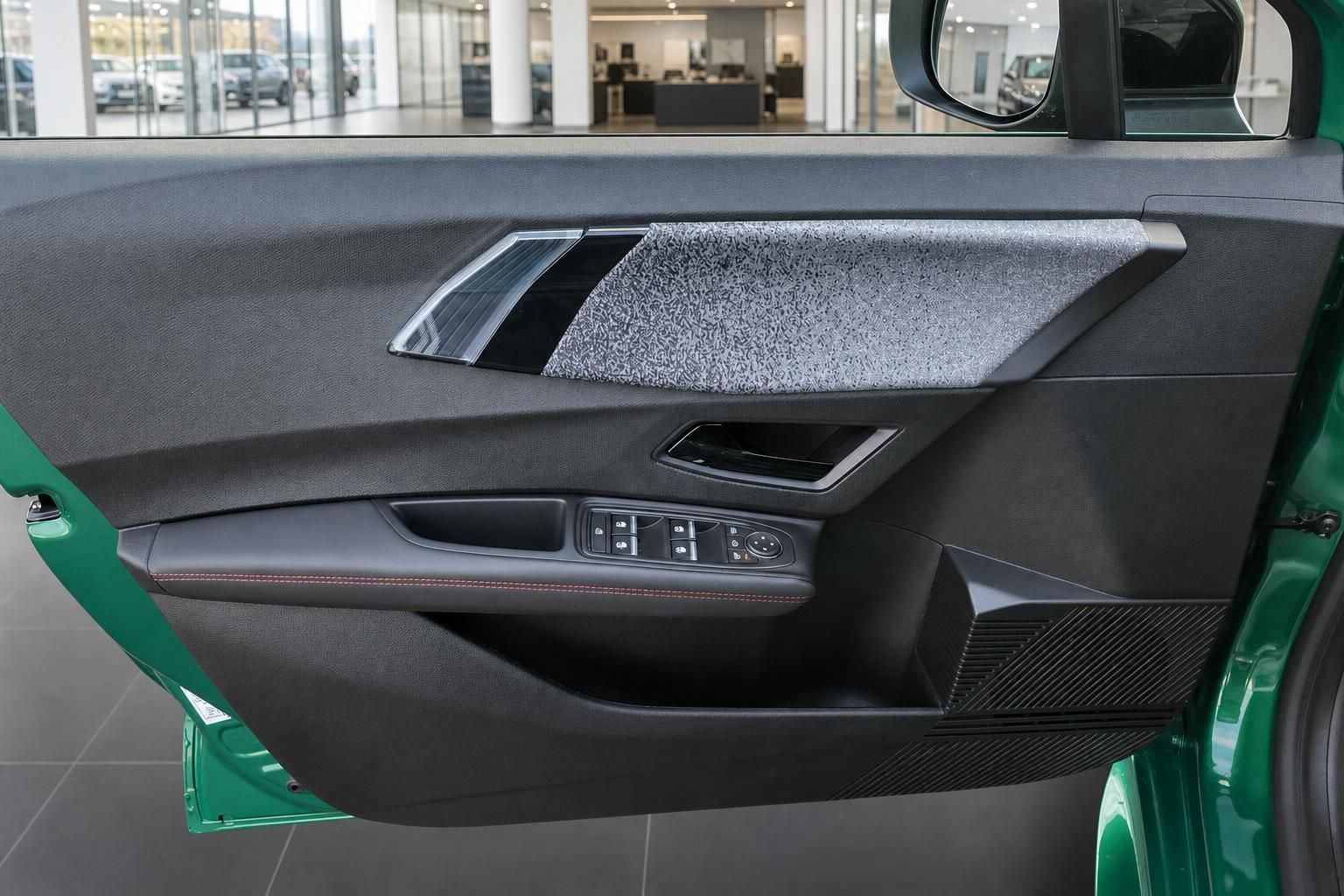 Fahrzeugtür innen grün mit schwarzer Türverkleidung, Fensterheber und Dekoreinlage