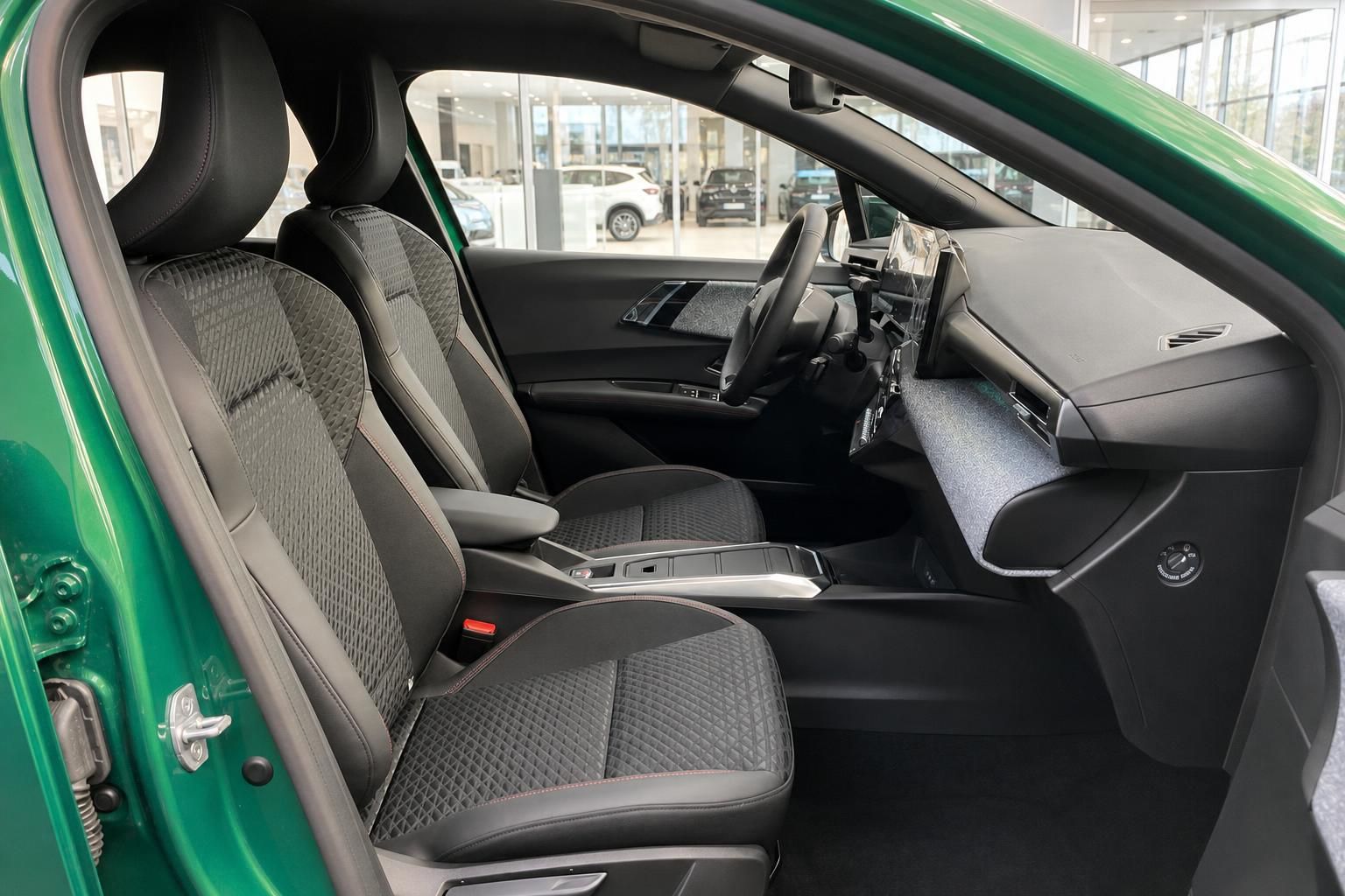 Renault Innenraum grünes Fahrzeug mit schwarzen Sportsitzen, Mittelkonsole und Cockpit